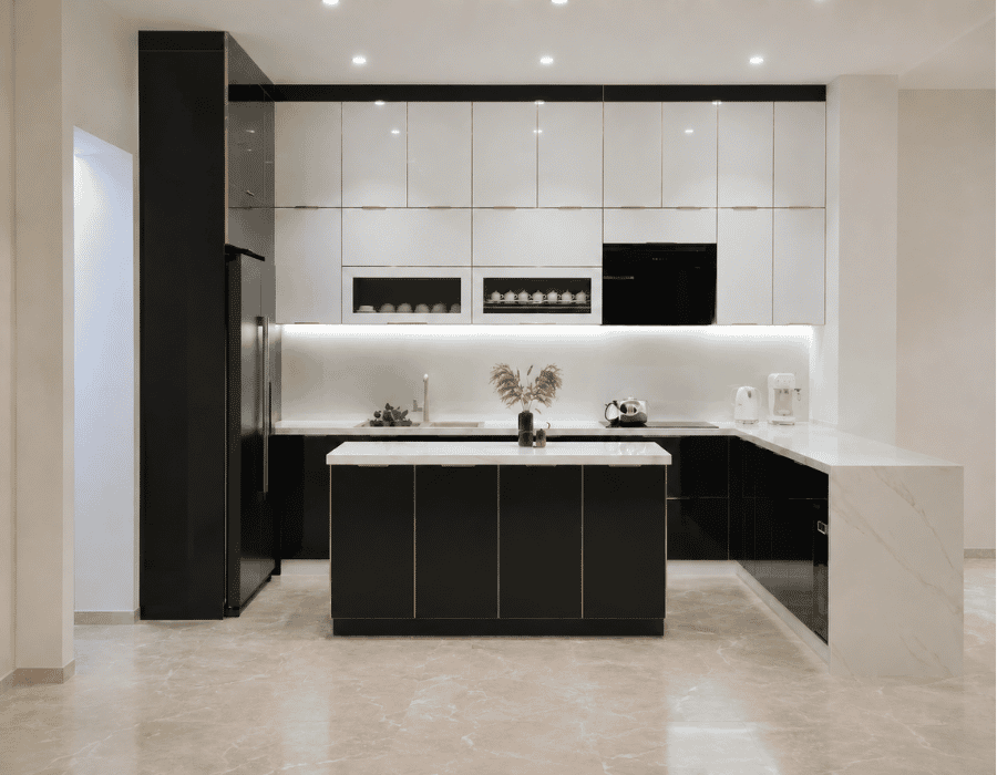 Mẫu tủ bếp cánh kính chữ U cho biệt thự